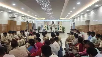 किशनगंज: सिपाही भर्ती परीक्षा को लेकर जिलाधिकारी की अध्यक्षता में हुई ब्रीफिंग, दिए दिशा-निर्देश