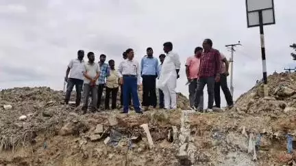 ఇబ్రహీంపట్నం: హయత్ నగర్ డివిజన్ పరిధిలో అధికారులతో కలిసి వరద నీటి కాలువలను పరిశీలించిన కార్పొరేటర్ కళ్లెం నవజీవన్ రెడ్డి