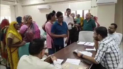 मथुरा: नगर निगम भूतेश्वर कार्यालय पर मंगलवार को निम्न शिकायतों के समाधान के लिए लगा संभव दिवस