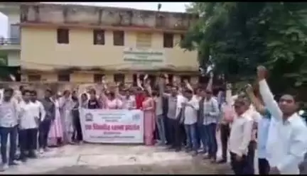 हिण्डौन: शहर में सातवें वेतन आयोग की विसंगतियों को दूर करने के लिए कृषि पर्यवेक्षक संघ ने दिया धरना और प्रदर्शन