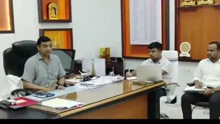 बिहार: जिले में नल जल की समस्याओं के समाधान के लिए जिलाधिकारी ने संबंधित विभाग के साथ की समीक्षा बैठक