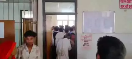 बांसी: खेसरहा क्षेत्र के बिशुनपुरवा गांव में पिता-पुत्र की संदिग्ध अवस्था में बंद कार में मिली लाश, मचा हड़कंप