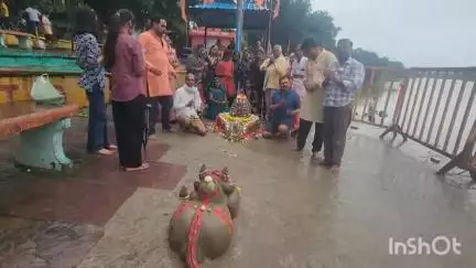 विदिशा नगर: वेतवा नदी के किनारे बाढ़ वाले भोलेनाथ का पार्थिव शिवलिंग निर्माण हो रहा है