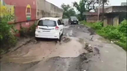 बेंगाबाद: कॉलेज मोड़ से गादी स्टेशन रोड का भाकपा माले नेता राजेश सिन्हा ने किया मुआयना, सड़क जर्जर व गड्ढायुक्त पाई गई #jansamaya