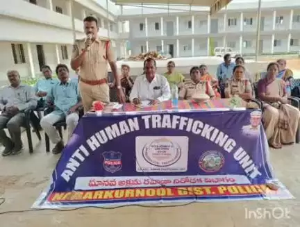 నాగర్ కర్నూల్: ఆపదలో ఉన్న మహిళలు ధైర్యంగా ఫిర్యాదు చేయాలి: జిల్లా హ్యూమన్ ట్రాఫిక్ ఇంచార్జ్ సిఐ శంకర్