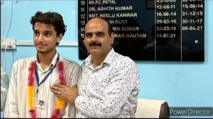 नादौन: महाविद्यालय नादौन के छात्र लेखराज ने स्नातक द्वितीय वर्ष की परीक्षा में छठा स्थान हासिल किया, किया गया सम्मानित