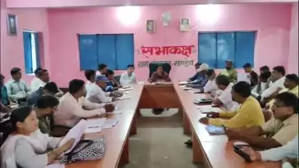 गांडेय प्रखंड परिसर के पंचायत सचिवालय में बीडीओ ने आवास व मनरेगा पर की समीक्षा बैठक