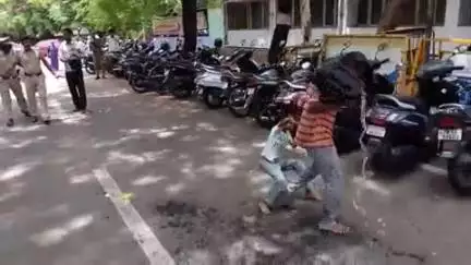 ஈரோடு: எஸ் பி அலுவலகத்தில் உடலில் மன்னனை ஊற்றிக்கொண்டு தீக்குளிக்க முயன்ற நபரால்பரபரப்பு