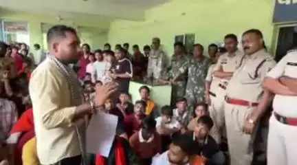 कवर्धा: बजरंग दल और गौ रक्षक कार्यकर्ताओं ने एफआईआर रद्द करने की मांग को लेकर किया थाना सिटी कोतवाली कवर्धा का घेराव