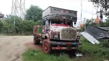 घाघरा: घाघरा में अवैध खनिज परिवहन पर प्रशासन की सख्ती, सीओ ने बिना चालान वाले ट्रक को किया ज़ब्त