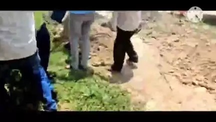 मुसाफिरखाना: कमरौली थाना क्षेत्र के उतेलवा रोड पर जमीनी विवाद में दो पक्ष आमने-सामने, एक पक्ष ने निकाली पिस्टल, वीडियो आया सामने