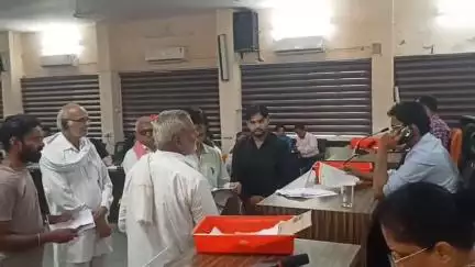 हरदा: जिला पंचायत के सभाकक्ष में कलेक्टर ने जनसुनवाई में नागरिकों की समस्याएं सुनीं