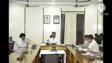 మండల, గ్రామ స్థాయి అధికారులు ఒక్కొక్క బంగారు కుటుంబాన్ని దత్తత తీసుకోవాలి  వీడియో కాన్ఫరెన్స్ లో జిల్లా కలెక్టర్ వినోద్