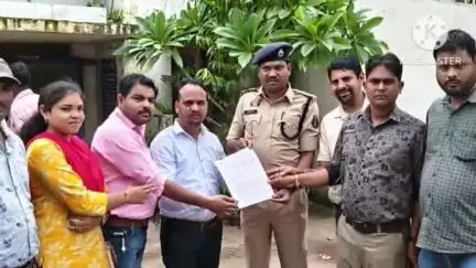 भाटापारा: भाटापारा में पुलिस व्यवस्था से पत्रकार संघ नाराज, ASP और SDOP को सौंपा ज्ञापन, सुधार नहीं होने पर आंदोलन की दी चेतावनी