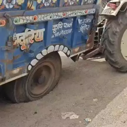 राजगढ़: राजगढ़ रेलवे स्टेशन पर बिजली निगम के सामने सड़क पर ओवरलोड ट्रैक्टर-ट्रॉली फंसने से लगा जाम