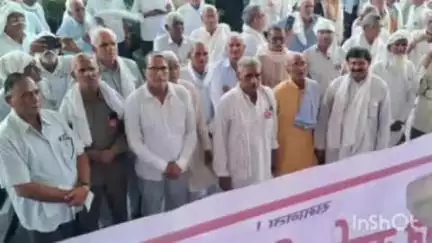 पलवल: DC कार्यालय के सामने रिटायर्ड कर्मचारियों का प्रदर्शन, 8वें वेतन आयोग के लाभों और पेंशन विधेयक वापसी की मांग