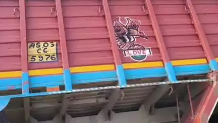 পূব ডিব্ৰুগড়: বকপৰা বাইপাছত নিয়ন্ত্ৰণ সেৰুৱাই দ খাৱৈত সুমাল এখন ট্ৰাক, দুৰ্ঘটনা সংঘটিত কৰি পলায়ন চালক সহ হেণ্ডিমেন