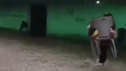 सिंगरौली: सिंगरौली के माडा-सरई में नदी-नाले उफान पर, घरों में घुसा पानी, सामान बचाने की जद्दोजहद में लगे रहे लोग #Jan samasya