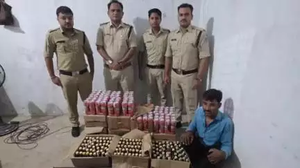 दलौदा: गुदियाना में आबकारी विभाग ने घर पर छापा मारकर 23 पेटी शराब जब्त की