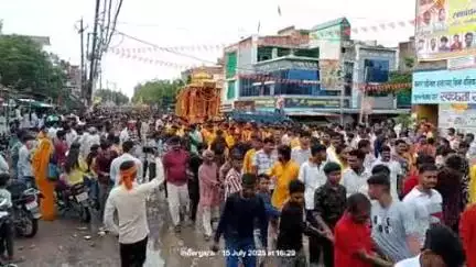 इंदरगढ़: नगर में शीतला माता प्राकट्य उत्सव पर निकली दिव्य रथ यात्रा, लोगों ने पुष्प वर्षा कर किया स्वागत