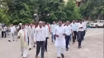 हमीरपुर: हमीरपुर में कमीशन बढ़ाने सहित विभिन्न मांगों को लेकर कोटेदारों ने किया प्रदर्शन, सौंपा ज्ञापन