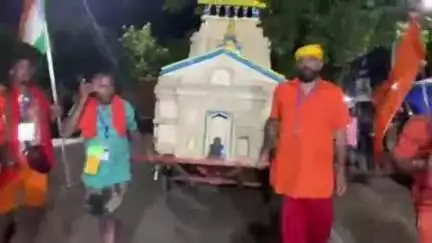 असरगंज: कच्ची कांवरिया पथ असरगंज के रास्ते केदारनाथ की झांकी लेकर देवघर जा रहे कांवड़ियां