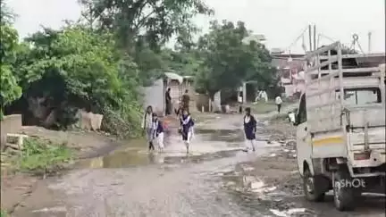 महू तहसील की भाटखेड़ी पंचायत की करौंदिया की सड़के हुई जर्जर लोग हो रहे हैं परेशान#jansamsya