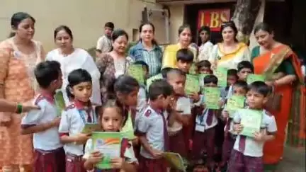 बरेली: इनरव्हील क्लब ऑफ बरेली साउथ ने एलबीएस पब्लिक स्कूल में किताबें और स्कूल बैग बांटे