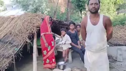 महमूदाबाद: अचलापुर के गरीब परिवार को अभी तक नहीं मिला प्रधानमंत्री आवास, कई सालों से प्रशासन से आवास की कर रहा है मांग