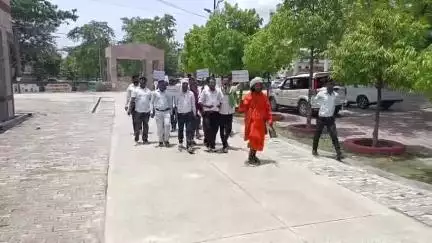 मंझनपुर: पांच हजार स्कूल बंद करने के फैसले पर भड़का जनाक्रोश, मंझनपुर कलेक्ट्रेट में प्रदर्शन कर राज्यपाल को भेजा ज्ञापन