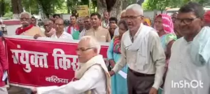 बलिया: कलेक्ट्रेट में संयुक्त किसान मोर्चा के बैनर तले नदी, कटान, खेती और गांव बचाओ संघर्ष समिति ने किया प्रदर्शन