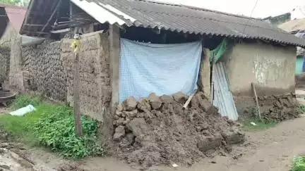 মঙ্গলকোট: একটানা বৃষ্টির জেরে মঙ্গলকোটের কেশবপুরে ভেঙে পড়ল মাটির বসত বাড়ির একাংশ, অসহায় অবস্থা ক্ষতিগ্রস্ত পরিবারটির