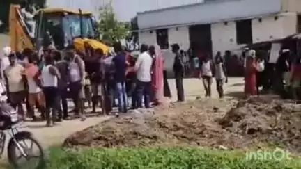 बंजरिया: चैलाहा से अप्रैल माह में चोरी हुई जेसीबी के मामले की तार बेतिया के बैरिया से जुड़े,पुलिस जांच में जुटी