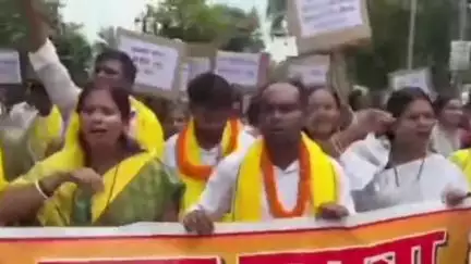 धनबाद/केंदुआडीह: कुड़माली भाषा को स्नातकोत्तर और बी.एड पाठ्यक्रम में शामिल करने की मांग, पदयात्रा BBMKU पहुंची