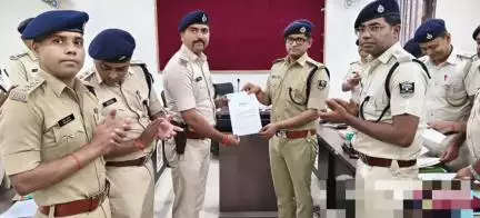 सम्मनित करते हुए पुलिस अधीक्षक(सहरसा)  सोनबरसा थाना प्रभारी अविनाश कुमार को
