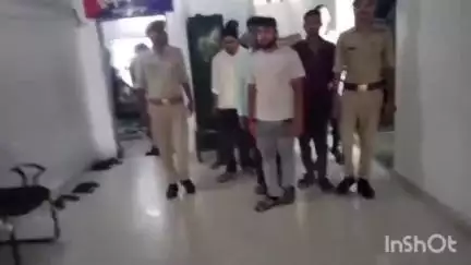 अमरोहा: जोया टोल कर्मियों द्वारा कार सवारों के साथ मारपीट मामले में पुलिस ने 10 आरोपियों को किया गिरफ्तार, न्यायालय में किया पेश