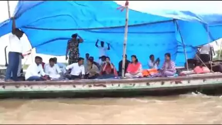 मतदाता सूची पुनरीक्षण कार्य का भौतिक निरीक्षण के लिए पहले नाव फिर ट्रैक्टर पर सवार होकर जिलाधिकारी श्रीमती बर्षा सिंह