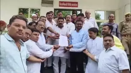 एटा: जलेसर के घुंघरू घंटी कारोबारियों ने GST के छापेमारी से परेशान होकर DM के कैंप कार्यालय में सौंपा ज्ञापन