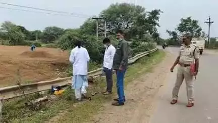 तिल्दा: मोहरेंगा के पास मुख्य मार्ग पर एक ट्रक ने दो अलग-अलग दोपहिया वाहनों को मारी ठोकर, 2 मृत और 3 घायल
