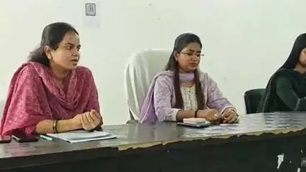 सुगौली: सुगौली प्रखंड के सभागार में मतदाता सूची को पूरा कराने को लेकर सदर एसडीएम ने की बैठक