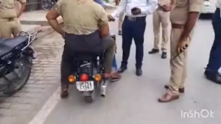 देेेवरिया: देवरिया शहर में दुर्घटनाओं को रोकने के लिए यातायात पुलिस ने चलाया अभियान, 121 वाहनों का हुआ ई-चालान