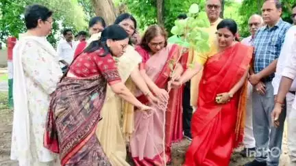 गोरखपुर: दीनदयाल उपाध्याय गोरखपुर विश्वविद्यालय में 'चंदन वाटिका' का भव्य शुभारंभ, कुलपति प्रो. पूनम टंडन ने लगाया पहला पौधा
