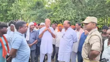 पीलीभीत: गांव चित्तरपुर में सांप के काटने से एक युवक की मौत पर विधायक पुत्र ने व्यक्त की शोक संवेदना