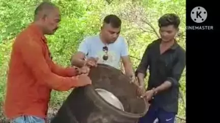 आर्वी: लाहादेवी शिवारात चालू रनिंग भट्टीवर पोलिसांचा छापा एक लाख 26 हजार गावठी दारूचा मुद्देमाल जप्त करून केला नाश