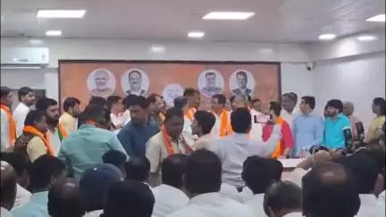 चंद्रपूर: चंद्रपूर जिल्हा मध्यवर्ती सहकारी बँकेचे संचालक व शिवसेना (उबाठा )गटाचे जिल्हाप्रमुख यांचा मुंबईत भाजपात प्रवेश