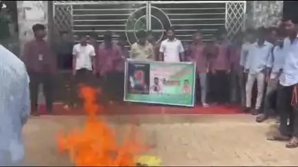କେନ୍ଦ୍ରାପଡା: ସୌମ୍ୟାଶ୍ରୀଙ୍କୁ ଅନ୍ୟାୟ ଦାବିରେ ପଟ୍ଟାମୁଣ୍ଡାଇ କଲେଜ ସମ୍ମୁଖରେ ବିକ୍ଷୋଭ ପ୍ରଦର୍ଶନ ।