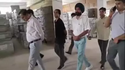 तिलहर: जिला निर्वाचन अधिकारी धर्मेंद्र प्रताप सिंह और राजनीतिक दलों की मौजूदगी में मरम्मत कार्य के लिए खोला गया वेयरहाउस