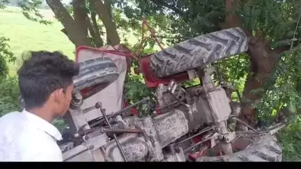 रानीगंज: वाय एन पी कॉलेज के पास बस और ट्रैक्टर की टक्कर में 12 से ज्यादा यात्री घायल, ट्रैक्टर चालक भी हुआ घायल