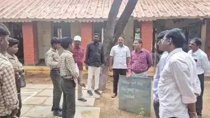 పాణ్యం: లొద్దిపల్లె గ్రామంలో చెత్త సేకరణ పై ప్రజలకు జడ్పీ కార్యనిర్వహణ అధికారి నరసరెడ్డి, ప్రజలకు  అవగాహన