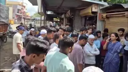 बुलढाणा: धाड येथील आगग्रस्त दुकानांची एड.जयश्री शेळके यांनी केली पाहणी